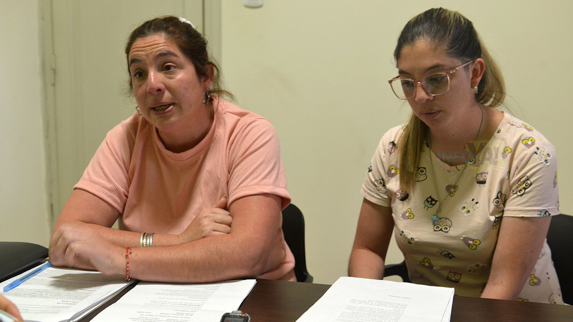 Karen Estefanía Amaya (a la derecha de anteojos), junto a su hermana Alejandra, expuso su dolorosa historia en la redacción de Info YA!.